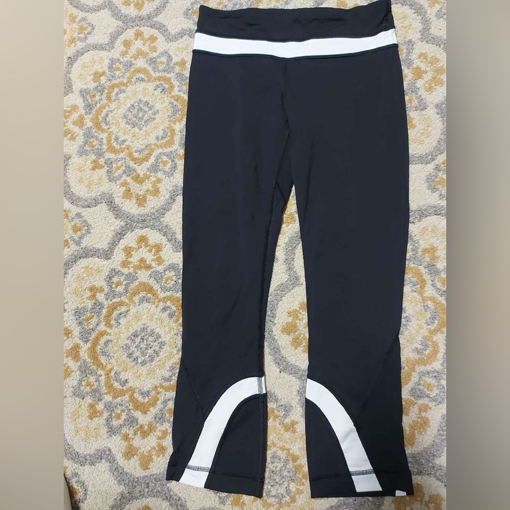 Lululemon black and white capri leggings